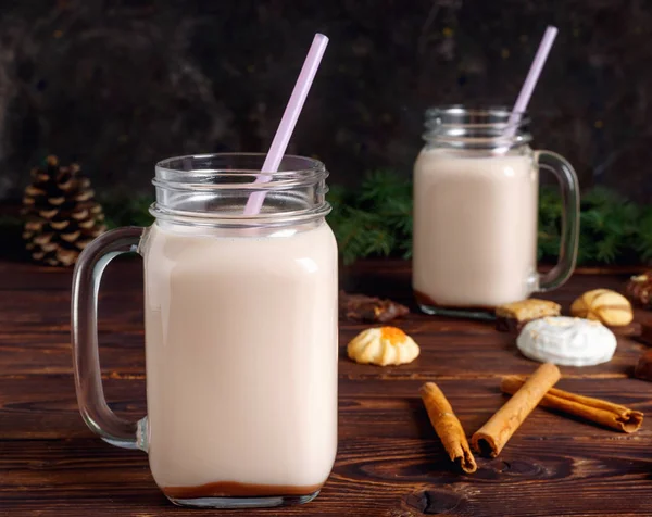 ホットココア クリスマス コーンの背景に牛乳 シナモン キャンディー ストロー チューブとの つのガラスのカップ — ストック写真