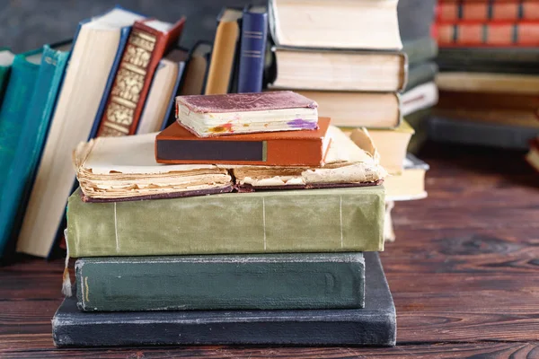 Empilement Vieux Livres Vintage Sur Étagère Bois Dans Bibliothèque Universitaire — Photo