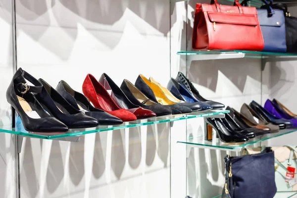 Полки Красивим Модним Шкіряним Взуттям Сумками Магазині — стокове фото