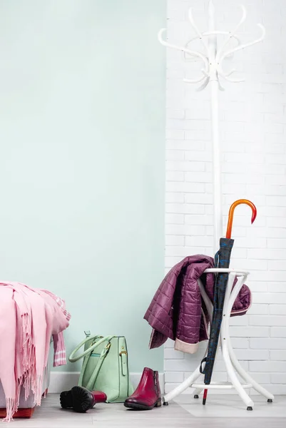 ピンク色の洋服と靴でスタイリッシュな玄関インテリア — ストック写真