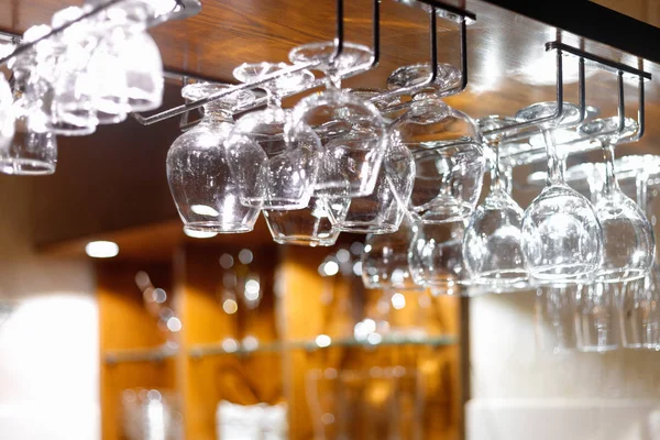 Vasos Vacíos Colgando Sobre Bar Restaurante Vida Nocturna — Foto de Stock