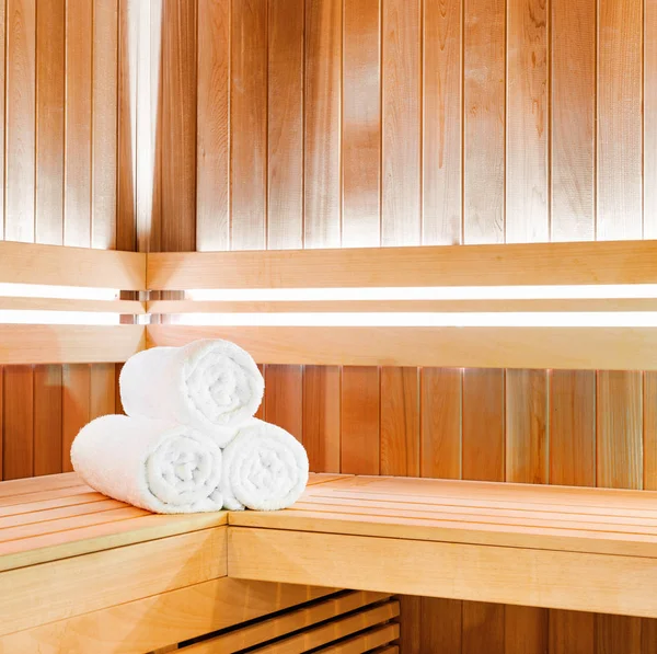 Tradiční Klasická Dřevěná Sauna Pro Odpočinek Lžící Vody Čisté Ručníky — Stock fotografie
