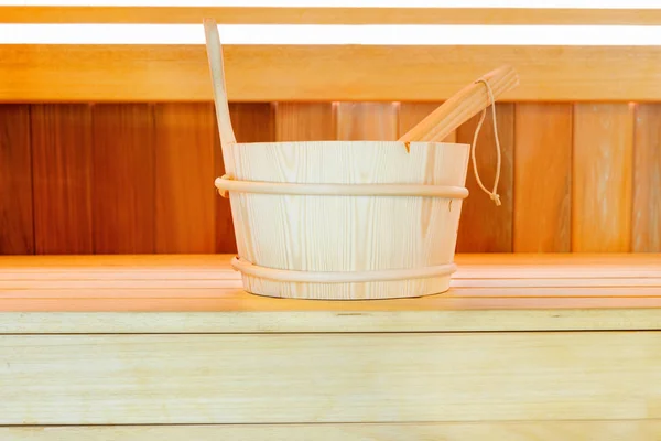 传统的芬兰木制桑拿浴室 使用水桶和干净的毛巾供您放松 — 图库照片