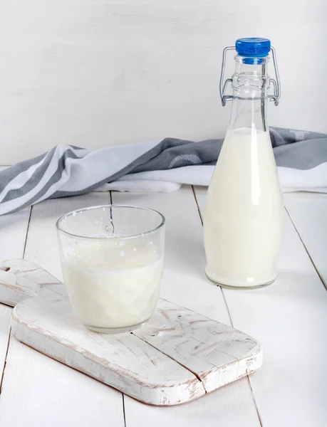 Старые Бутылки Винтажного Стиля Свежим Молоком Большом Белом Деревянном Столе — стоковое фото