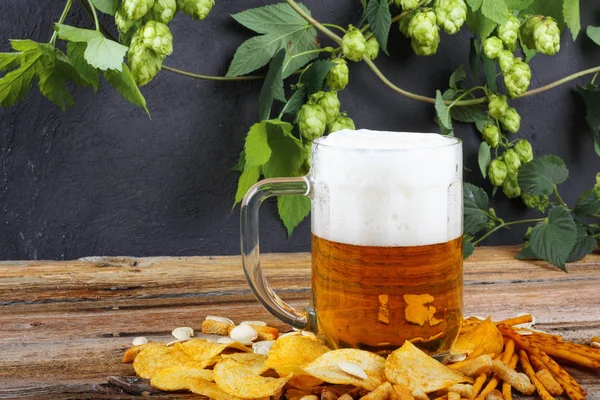 Caneca Vidro Cerveja Dourada Fresca Fria Com Biscoitos Batatas Fritas — Fotografia de Stock