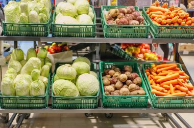 Olgun taze lahana, havuç ve beetroots raf kasaları