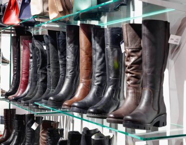 Güzel deri ayakkabı ve çanta mağaza ile raflar