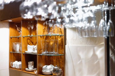 Boş gözlük Restoran çubuğunun üzerinde asılı. 