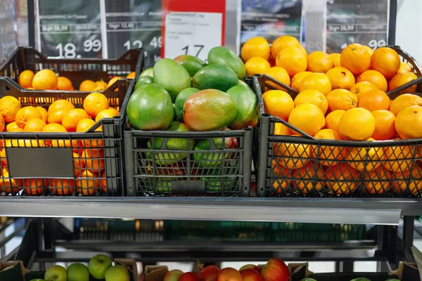 Caisses Avec Orange Mûre Pamplemousses Sur Étagères — Photo