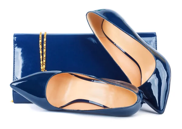 Schöne blaue Schuhe mit Clutches auf isoliertem Hintergrund — Stockfoto