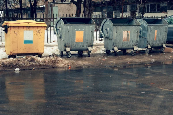 Contenedores de plástico en la calle para recoger basura — Foto de Stock