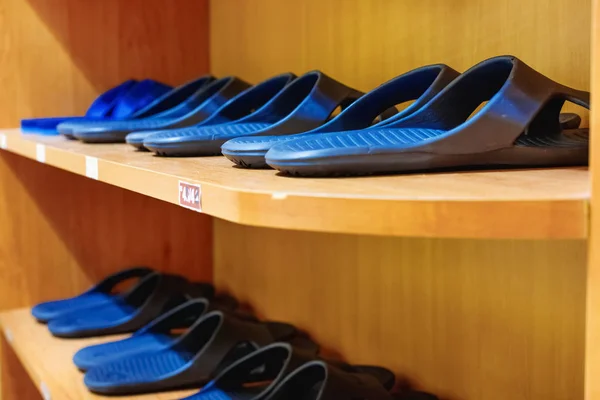 Zapatillas Goma Azul Para Sauna Piscina Hospital Estante Madera — Foto de Stock