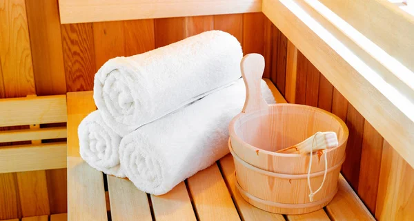 Sauna traditionnel en bois finlandais pour se détendre avec seau d'eau et serviettes — Photo