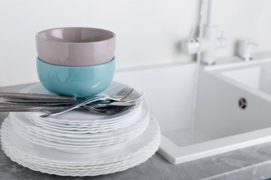 Çatal, bıçak ve taş masada sunumu için gözlük temiz tabak yığını 