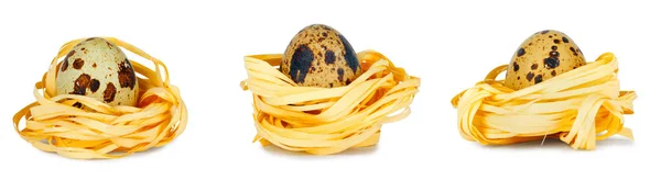 Čerstvé Křepelčí vejce na bílém pozadí izolované — Stock fotografie