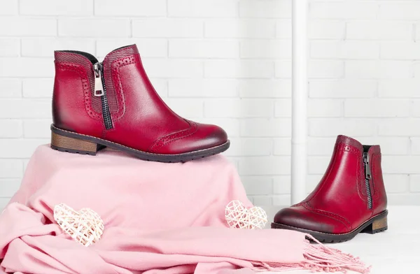 Krásné módní růžový šátek a oblečení s trendy fialové boty — Stock fotografie