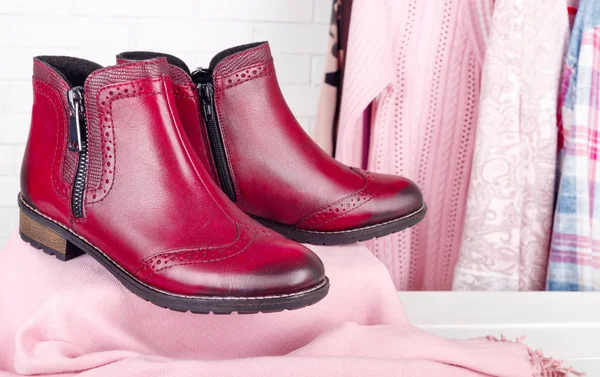 Krásné módní růžový šátek a oblečení s trendy fialové boty — Stock fotografie