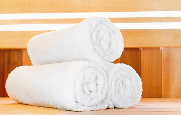 Sauna de madeira tradicional para relaxamento com conjunto de toalhas limpas — Fotografia de Stock