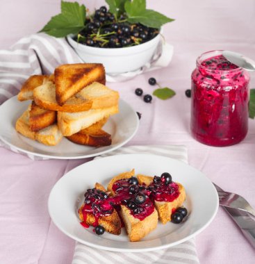 Ev yapımı Frenk üzümü reçeli çatal ve bıçak ile lezzetli tost ekmeği 