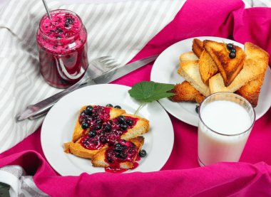 Ev yapımı Frenk üzümü reçeli süt ile lezzetli tost ekmeği 