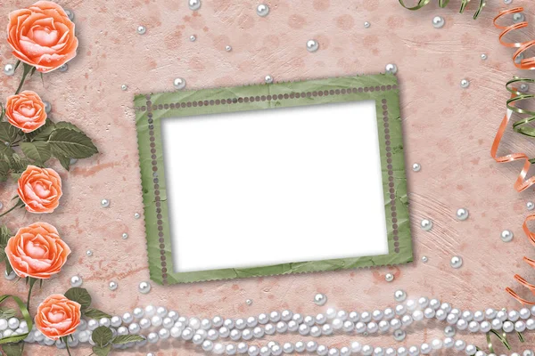 Tarjeta de vacaciones con perlas y ramo de hermosas rosas sobre fondo de papel melocotón —  Fotos de Stock