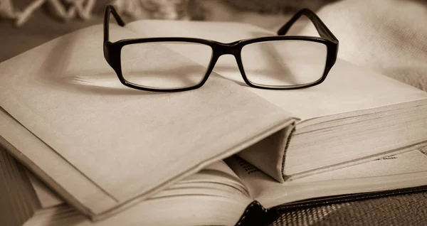 Gözlüklü açık vintage kitap yığını — Stok fotoğraf