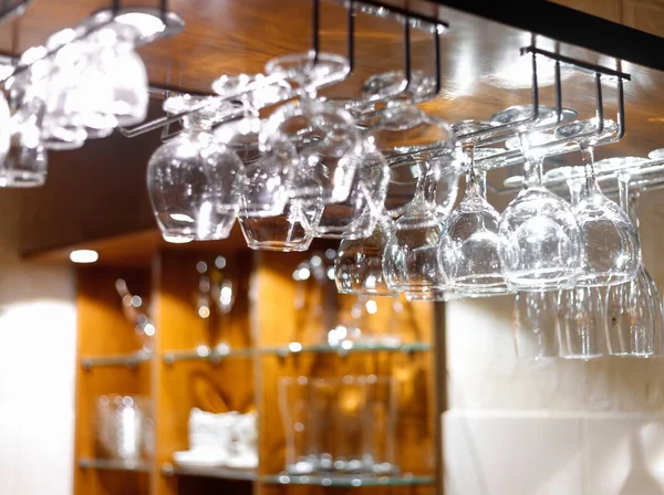 Vasos vacíos colgando por encima del bar en el restaurante . — Foto de Stock