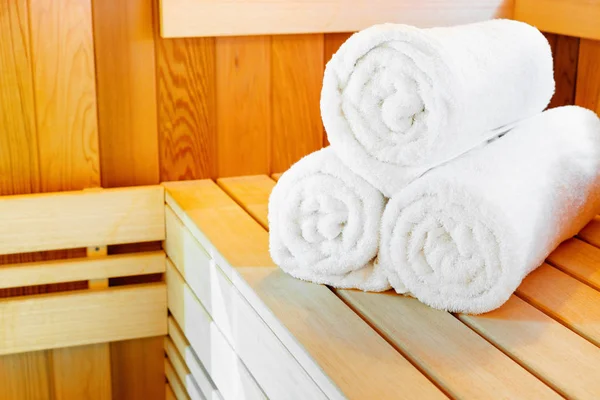 Sauna de madeira tradicional para relaxamento com balde de água e conjunto de toalhas — Fotografia de Stock