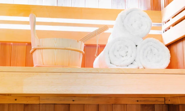 Sauna de madera finlandesa tradicional para relajarse con cubo de w —  Fotos de Stock