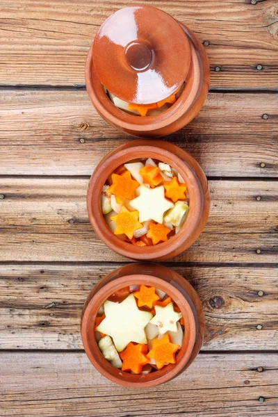 上の 3 つの粘土鉢に伝統的な素朴なホーム野菜ラグー — ストック写真