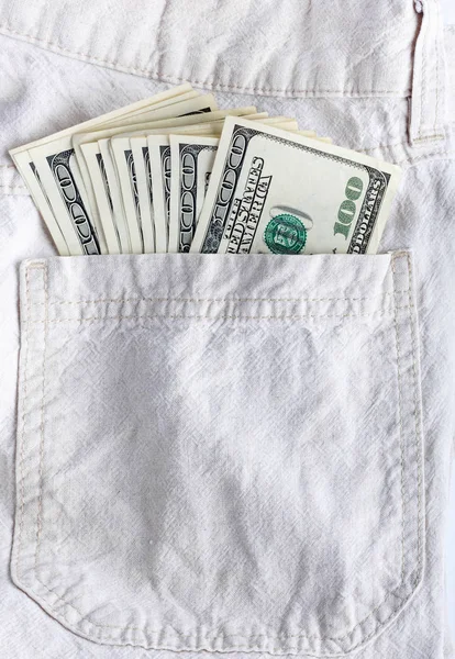 Des billets de cent dollars collés dans la poche arrière du jean denim — Photo