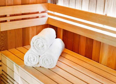 Su ve havlu kova ile dinlenmek için Geleneksel Ahşap sauna 