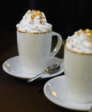 iki bardak kahve krem şanti ile 