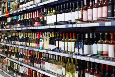 Alkol Satılık süpermarket çeşitli raflara