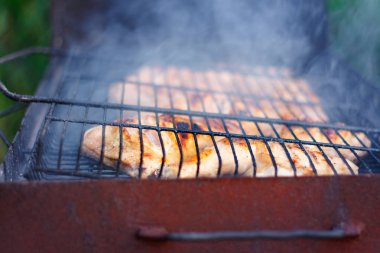 Taze tavuk budu metal ızgara.