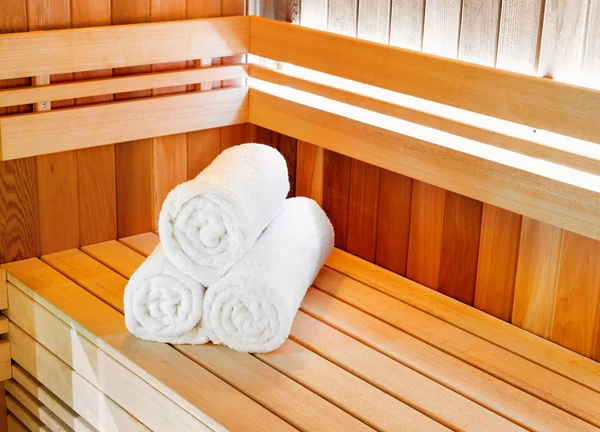 Sauna tradizionale in legno per il relax con secchio d'acqua e set di asciugamani — Foto Stock