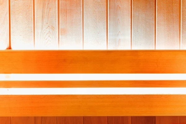 Parete in legno della tradizionale sauna finlandese con illuminazione luminosa . — Foto Stock