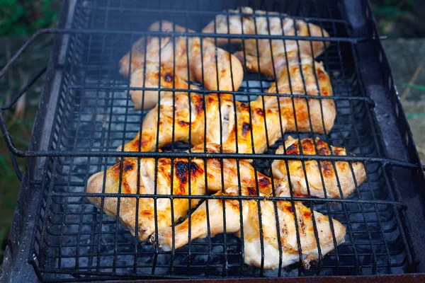 Jambes de poulet fraîches sur le gril métallique . — Photo