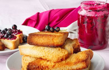 Çatal ve k ile ev yapımı frenli reçel ile lezzetli tost ekmek