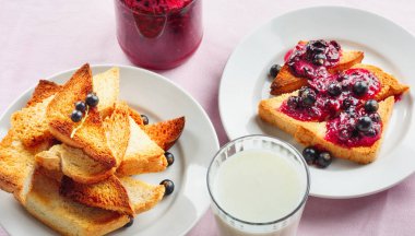 Ev yapımı Frenk üzümü reçeli süt ile lezzetli tost ekmeği 