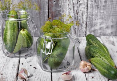 Salatalık sarımsak ve dereotu masada cam kavanozlara korunmuş 