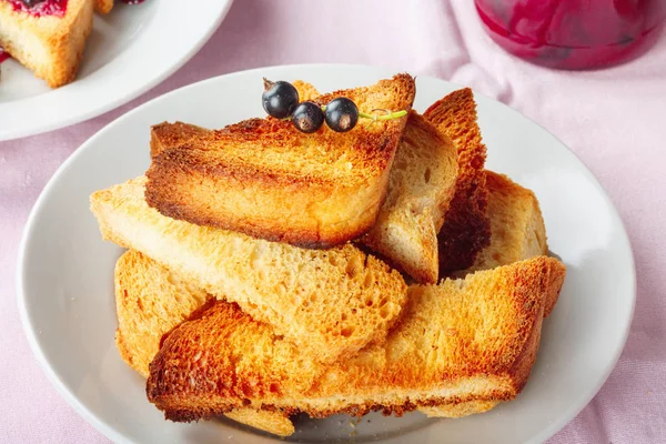 Läckra skålar bröd med hemlagad vinbärs sylt på ljusa fliken — Stockfoto