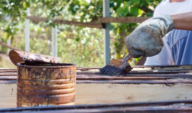 Eski eldiven erkek işçi çit panoları boyama 