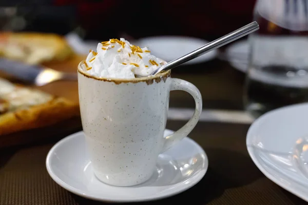 Xícara de latte de caramelo fresco com chantilly — Fotografia de Stock