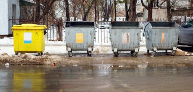 Sokakta çöp toplamak için plastik kaplar