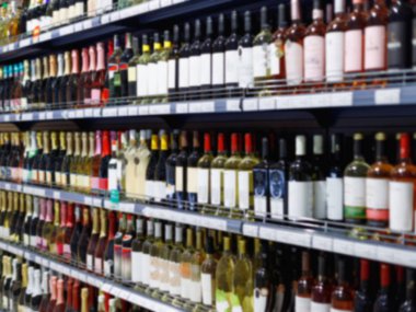Alkol Satılık süpermarket çeşitli raflara.