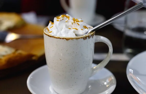 Copa de latte de caramelo fresco con crema batida — Foto de Stock