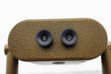 Gözlem güvertesinde denize bakan kamu dürbün teleskopu. 