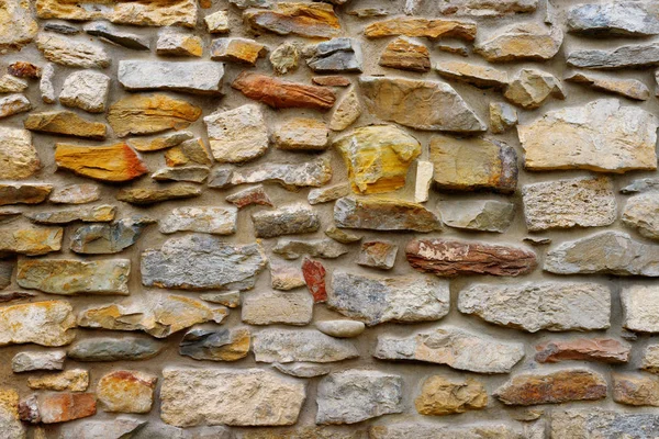 Texture collapsing stone wall of old house with brick masonry. — Stock Photo, Image