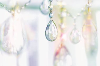 Asılı fırçalanmış cam kristalleri ile yansıtan güzel çok renkli ışık 